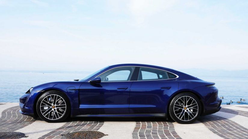 Porsche Taycan chega ao Brasil por R$ 589 mil