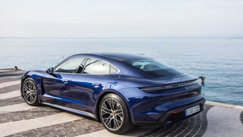 Porsche Taycan chega ao Brasil por R$ 589 mil
