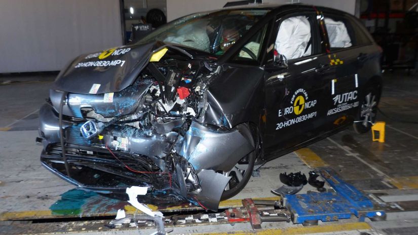 Honda Fit com airbag central é aprovado em teste de colisão