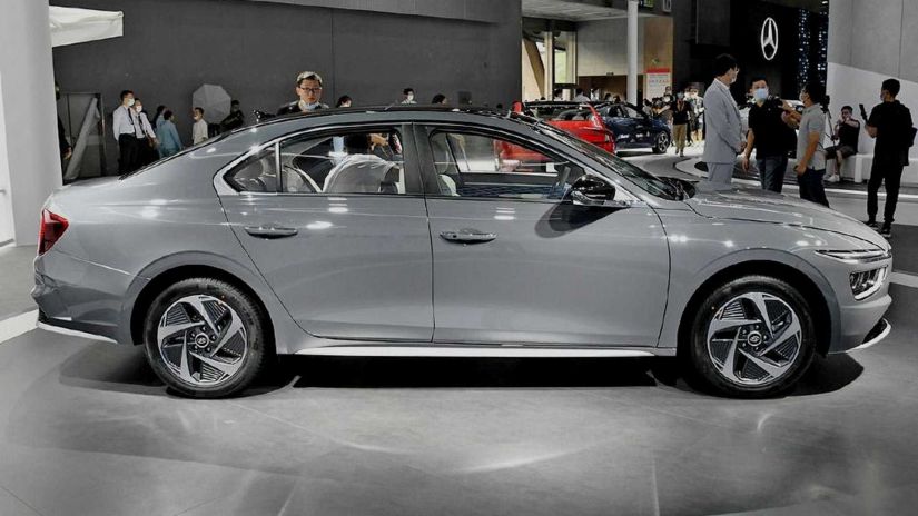 Hyundai revela novo sedan elétrico com autonomia de 520 km