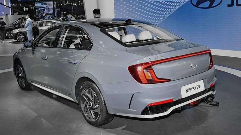 Hyundai revela novo sedan elétrico com autonomia de 520 km