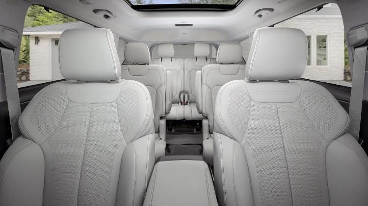 Jeep divulga imagens do novo Grand Cherokee L com três fileiras de bancos
