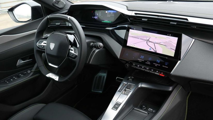 Novo Peugeot 308 chega com mudanças no visual e novo logotipo