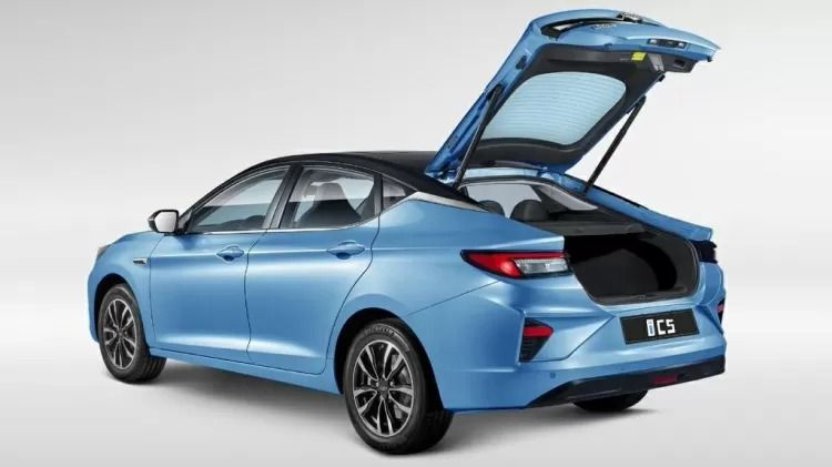 JAC lança sedã elétrico E-J7 no Brasil