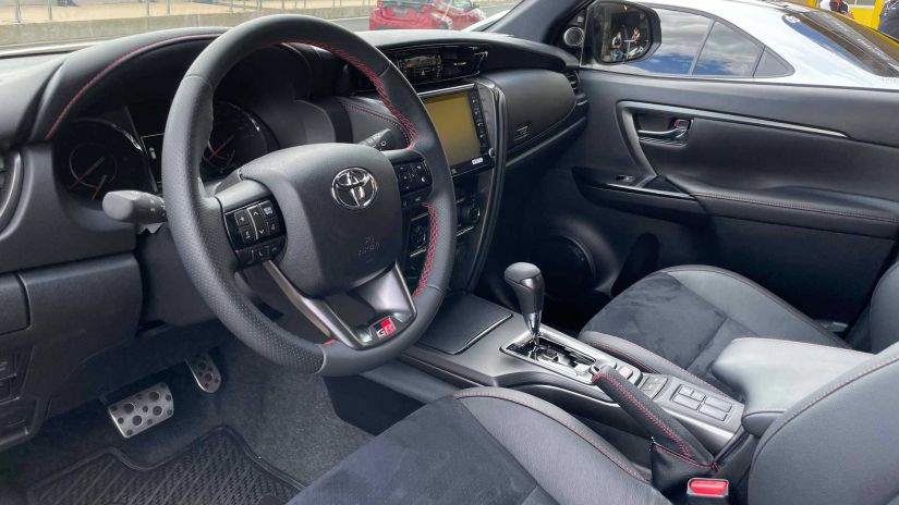 Toyota SW4 GR-S 2022 ganha visual esportivo