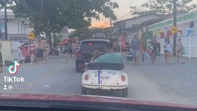 Polícia reboca mini-fusca de criança de 7 anos de idade