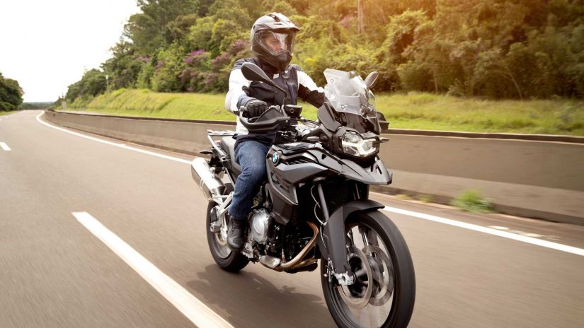 BMW oferece descontos em modelos de motos nas concessionárias brasileiras