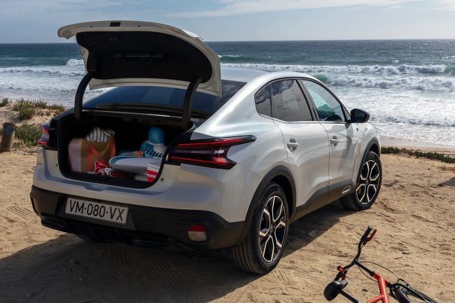 Novo Citroën C4 X chega com destaque para o espaço do porta-malas