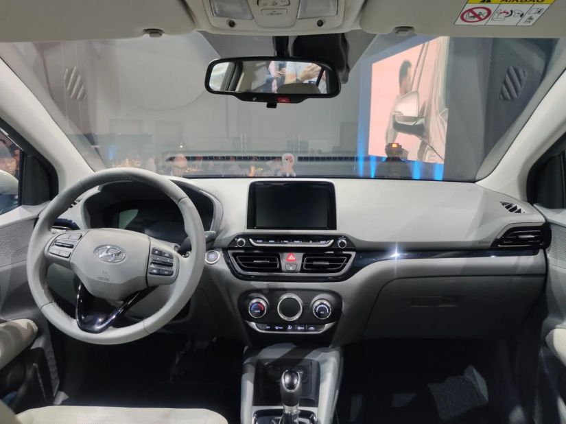 Hyundai HB20S 2023 terá novas lanternas e abertura do porta-malas por aproximação