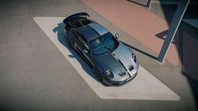 Porsche apresenta versão única do 911 GT3 com carroceria multicor
