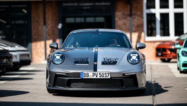 Porsche apresenta versão única do 911 GT3 com carroceria multicor