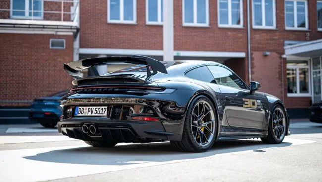 Porsche apresenta versão única do 911 GT3 com carroceria multicor