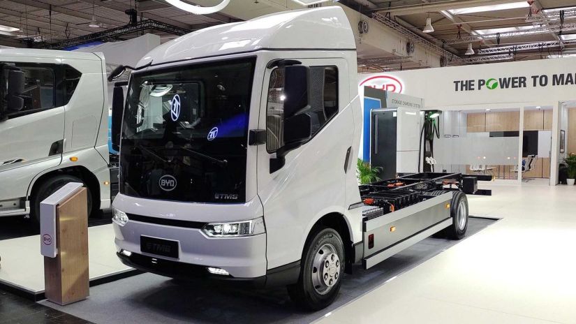 BYD apresenta caminhões e ônibus elétricos com bateira de lâmina ultrassegura
