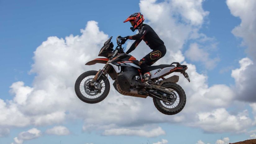 Nova moto KTM 890 R começa a ser vendida por cerca de R$ 140 mil
