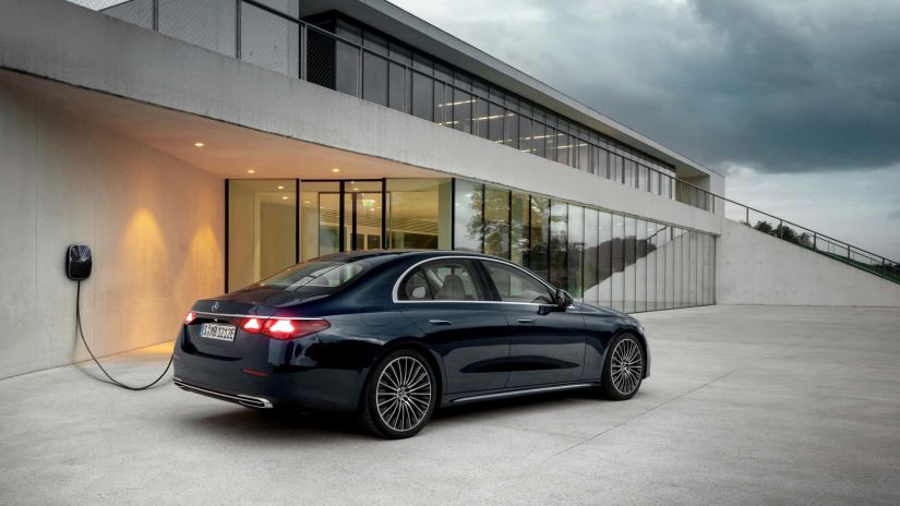 Mercedes-Benz apresenta novo Classe E 2024 com motor híbrido