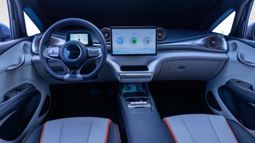 BYD anuncia aplicativo de karaokê para seus carros