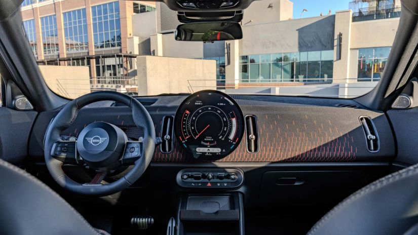 Mini apresenta Countryman John Cooper Works 2024 com 300 cv