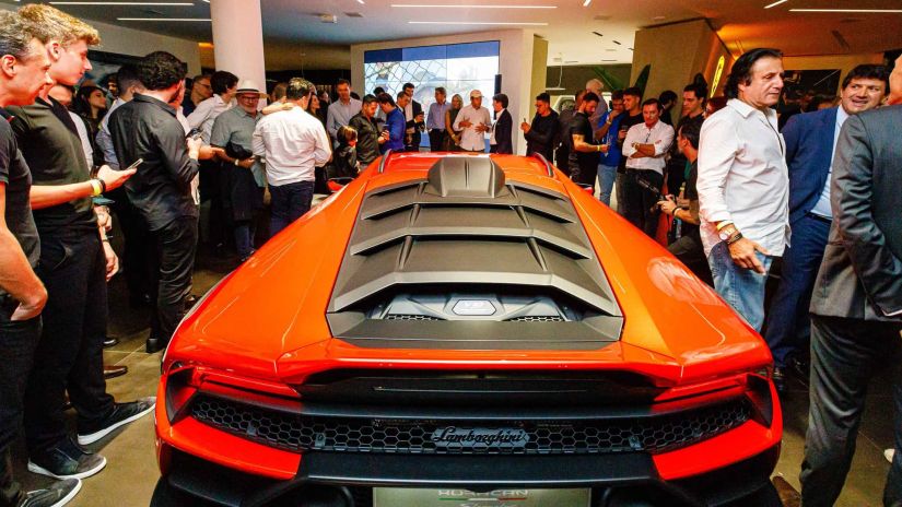 Lamborghini lança novo Huracán Sterrato no Brasil