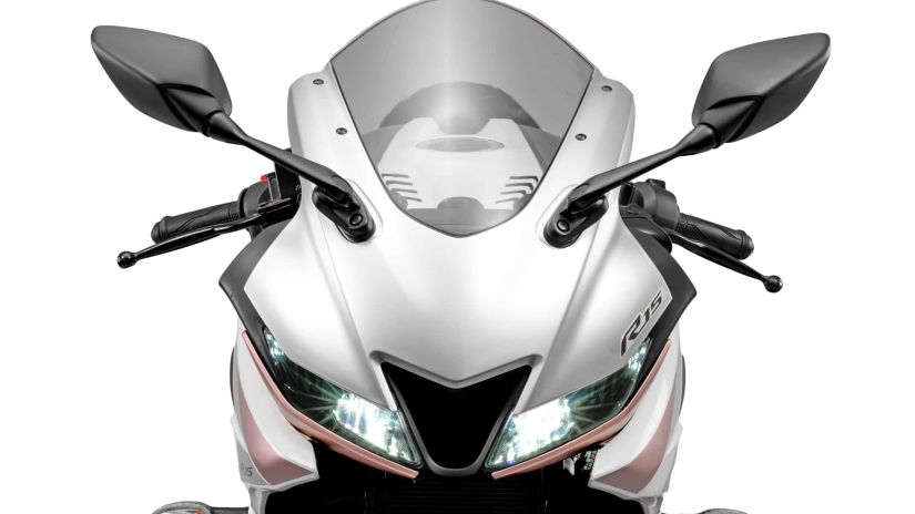 Yamaha R15 2026 chega apenas com novidades em oferta de cor