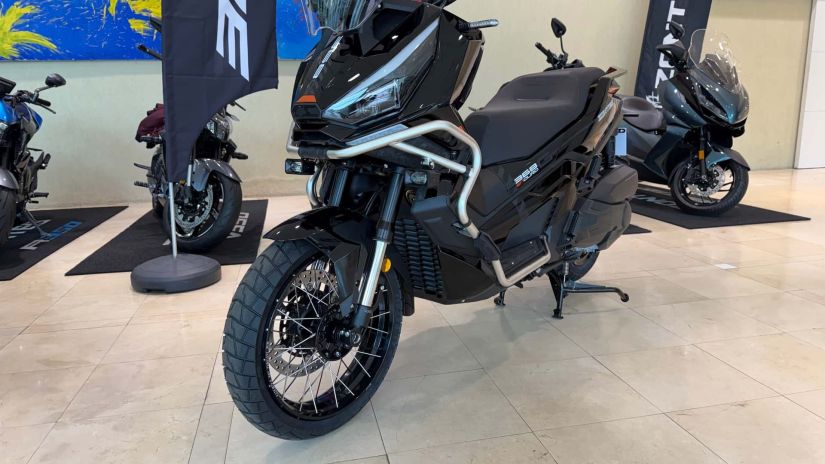 Nova moto Zontes 368G chega com 39 cv de potência e câmeras / Créditos: Motor1 Brasil