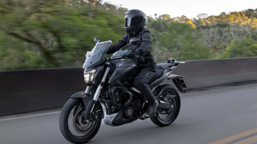 Moto Dominar 400 2027 chega com novidades no pacote de tecnologias / Créditos: Divulgação Bajaj