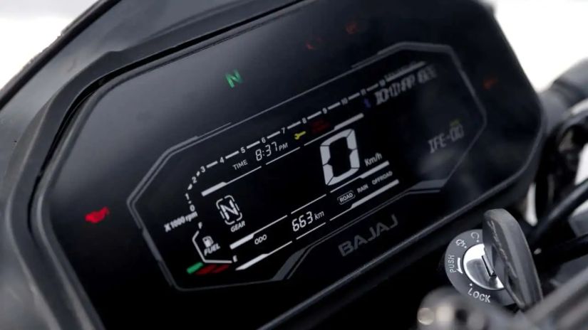 Moto Dominar 400 2027 chega com novidades no pacote de tecnologias / Créditos: Divulgação Bajaj
