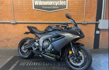 Triumph Daytona 660 - Foto #1